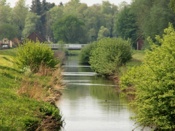 Große Norderbäke Ein idyllisch gelegene Bäke fließt durch eine grüne, bewaldete Landschaft.