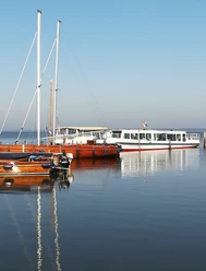 Anleger Steinhude mit Fahrgastschiffen Passagiersschepen liggen voor anker op het Steinhuder Meer, onder een wolkenloze blauwe hemel.