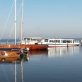 Anleger Steinhude mit Fahrgastschiffen Fahrgastschiffe liegen am Steinhuder Meer vor Anker, unter einem wolkenlosen, blauen Himmel.Passenger ships are anchored on the Steinhuder Meer, under a cloudless blue sky.Passagerskibe ligger for anker på Steinhuder Meer under en skyfri blå himmel.Passagiersschepen liggen voor anker op het Steinhuder Meer, onder een wolkenloze blauwe hemel.