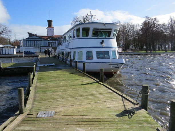 Anleger Steinhude Ein Passagierschiff liegt an einem hölzernen Steg im windgepeitschten Wasser bei Steinhude vor Anker.