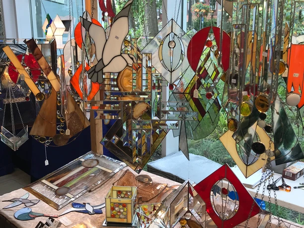 ausstellung2.jpg Colorful glass sculptures and window decorations reflect light in various shapes and colors.