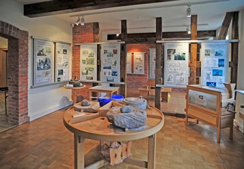 Mühleninformationszentrum Frille mit historischer Ausstellung von alten Mühlenteilen und Schautafeln.