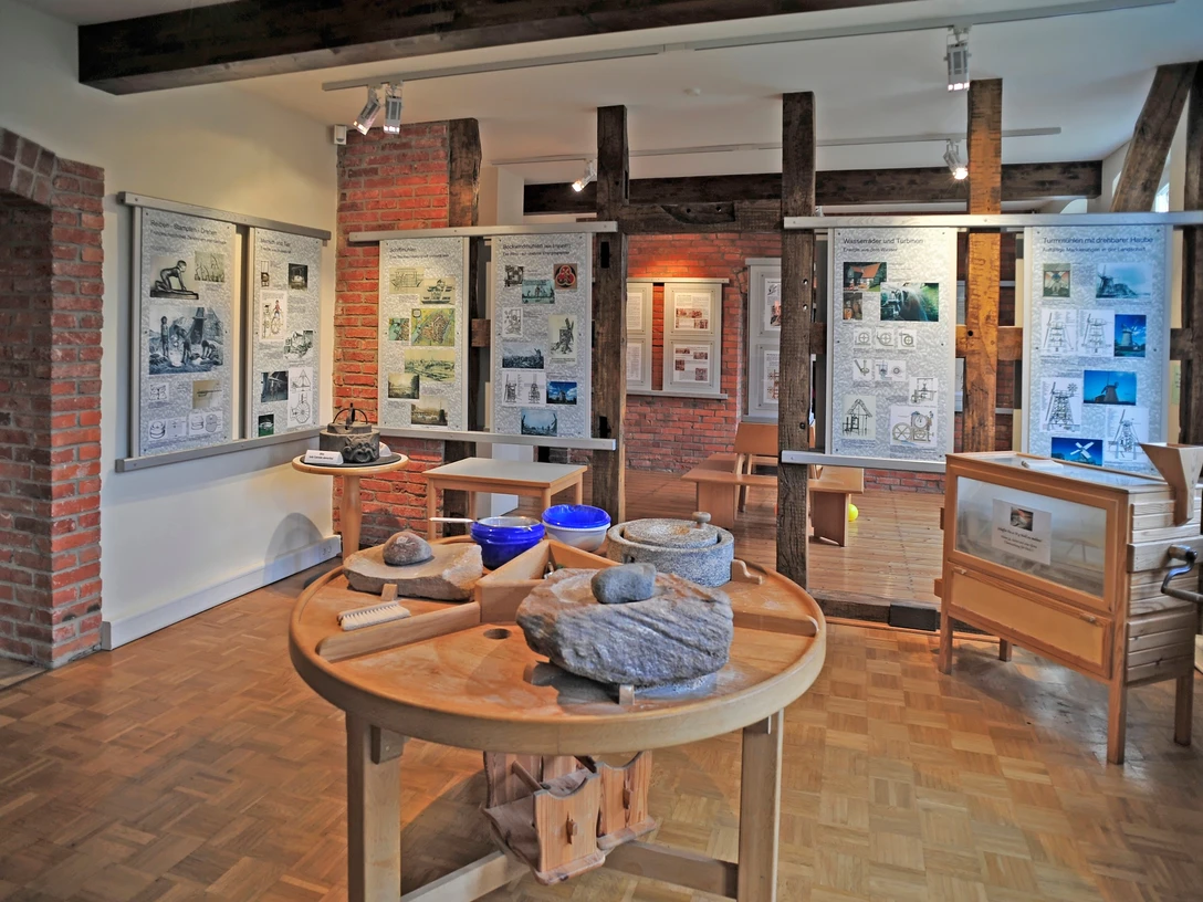 Mühleninformationszentrum in Frille Mühleninformationszentrum Frille mit historischer Ausstellung von alten Mühlenteilen und Schautafeln.