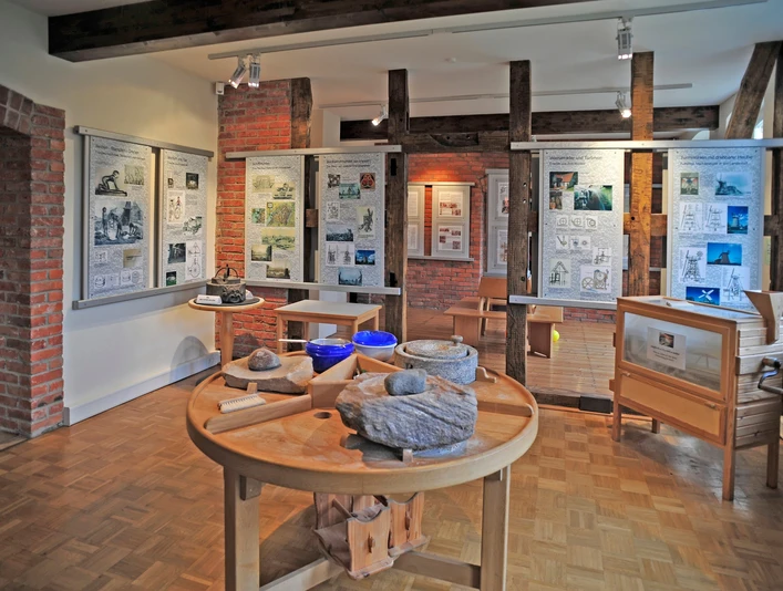 Mühleninformationszentrum in Frille Mühleninformationszentrum Frille mit historischer Ausstellung von alten Mühlenteilen und Schautafeln.