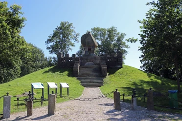 Dusenddüwelswarf Hügel mit steinernem Denkmal und Treppenaufgang