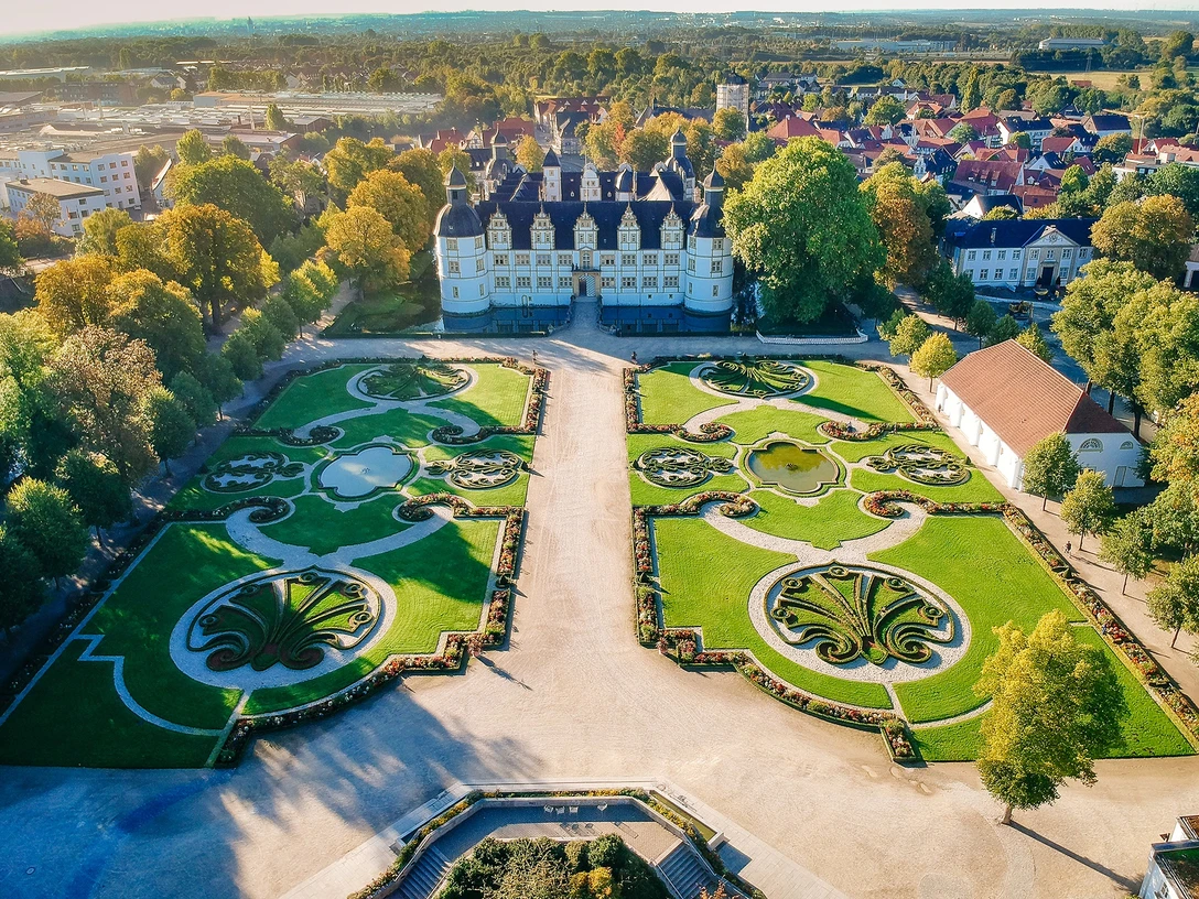 Der Barockgarten von Schloß Neuhaus Luftaufnahme des symmetrisch angelegten Barockgartens von Schloss Neuhaus mit kunstvollen Beeten.