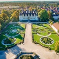 Der Barockgarten von Schloß Neuhaus Luftaufnahme des symmetrisch angelegten Barockgartens von Schloss Neuhaus mit kunstvollen Beeten.