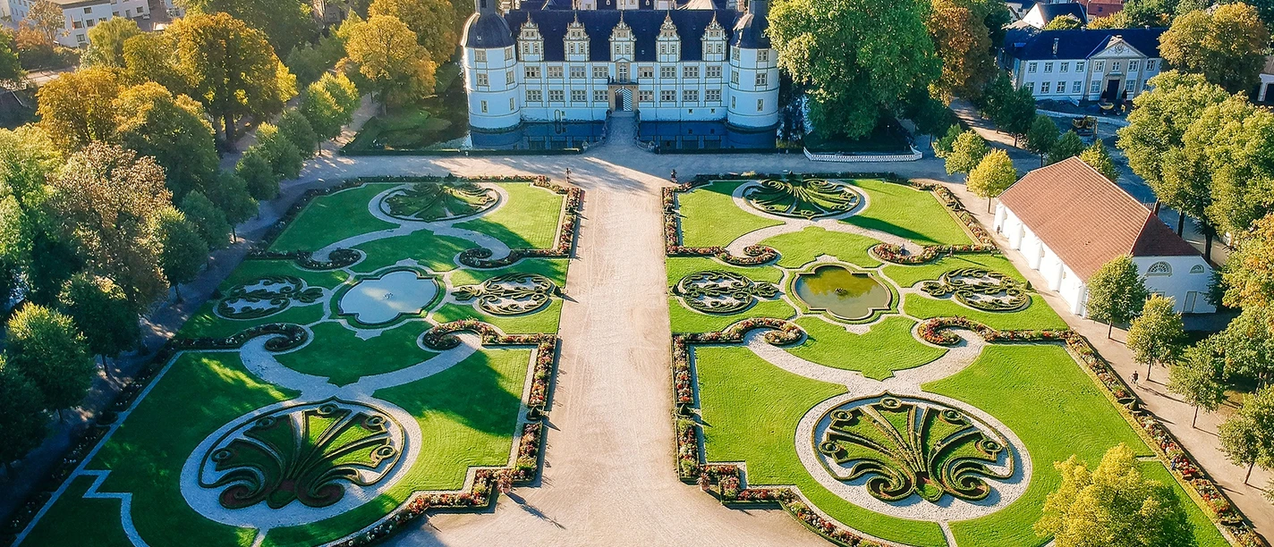 Der Barockgarten von Schloß Neuhaus Luftaufnahme des symmetrisch angelegten Barockgartens von Schloss Neuhaus mit kunstvollen Beeten.