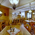 Gemütliches Restaurant mit Holzwänden und -möbeln, dekoriert mit Lampen und Bildern; Tische sind mit Gewürzen und Flaschen gedeckt.Cozy restaurant with wooden walls and furniture, decorated with lamps and pictures; tables are set with spices and bottles.Útulná restaurace s dřevěnými stěnami a nábytkem, zdobená lampami a obrázky; stoly jsou prostřené kořením a lahvemi.Przytulna restauracja z drewnianymi ścianami i meblami, ozdobiona lampami i obrazami; stoły zastawione są przyprawami i butelkami.Gezellig restaurant met houten muren en meubels, versierd met lampen en foto's; de tafels zijn gedekt met kruiden en flessen.Ristorante accogliente con pareti e mobili in legno, decorato con lampade e quadri; i tavoli sono apparecchiati con spezie e bottiglie.
