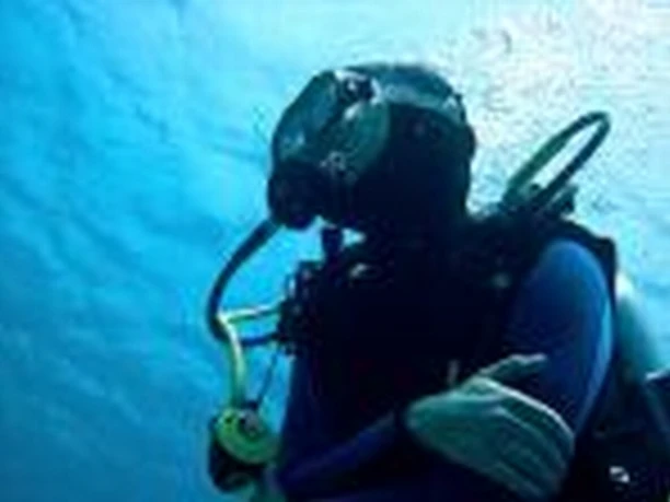 Tauchen im Dankernsee Taucher in voller Ausrüstung unter Wasser im blauen Licht des Dankernsees.