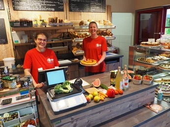 Bedientheke mit Chefin