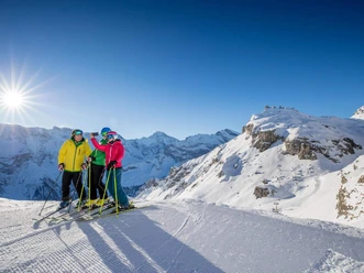 schilthorn-winter-skifahrer-gruppe-selfie