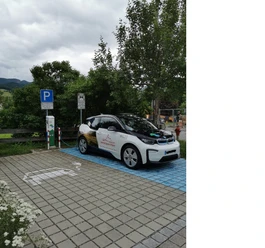 Parkplatz weiher e auto unkenntlich.png