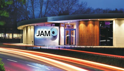 JAM Jugend- und Kulturzentrum Meppen Modern beleuchtetes Gebäude des JAM Jugend- und Kulturzentrums Meppen bei Nacht mit Lichtspuren