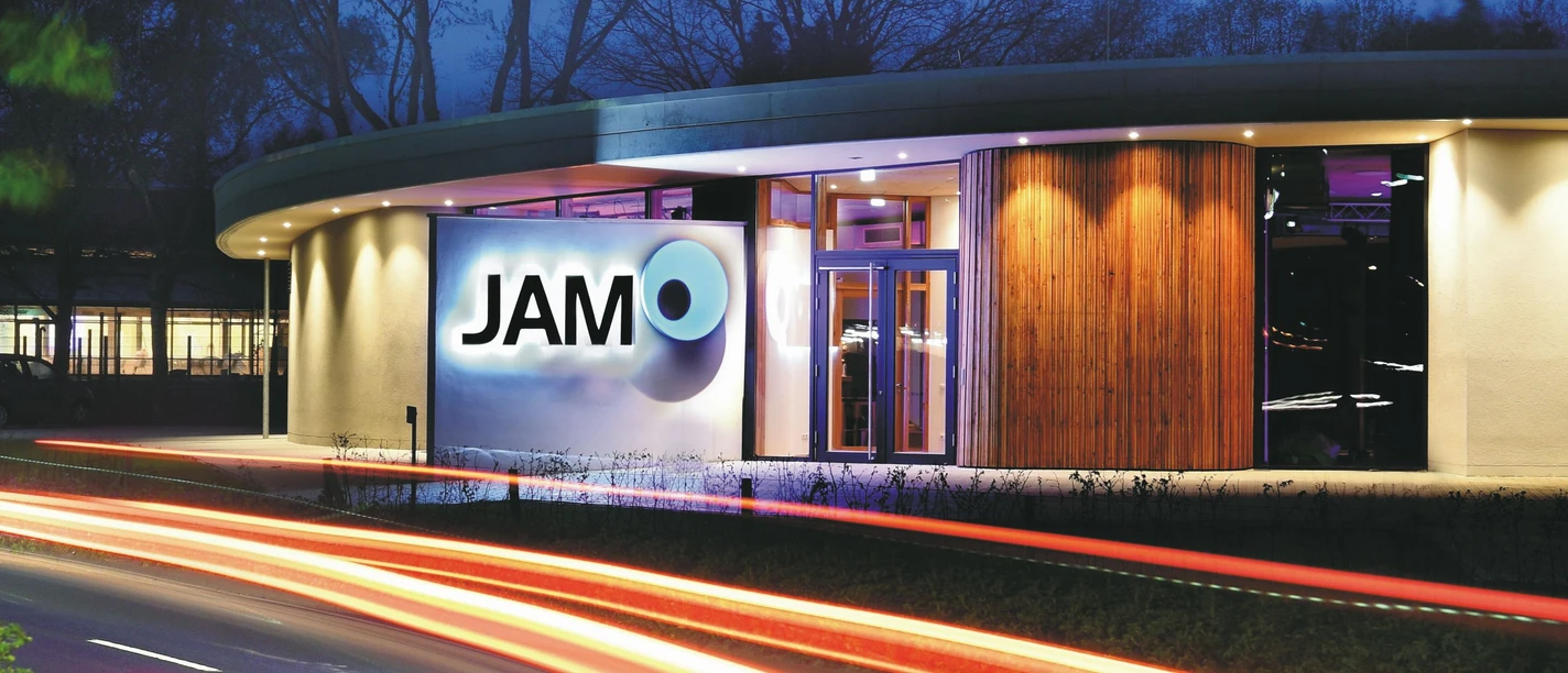 JAM Jugend- und Kulturzentrum Meppen Modern beleuchtetes Gebäude des JAM Jugend- und Kulturzentrums Meppen bei Nacht mit Lichtspuren
