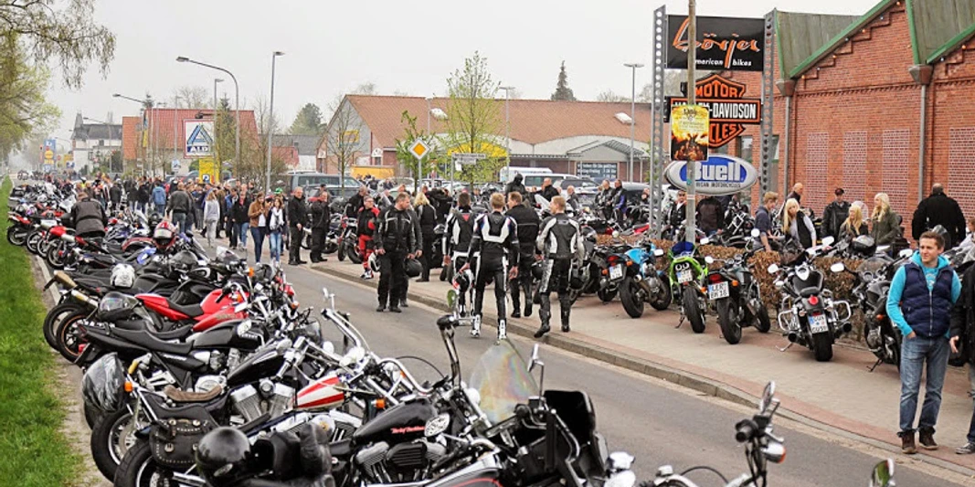 Frühlingstreff Augustfehn Zahlreiche Motorräder und Besucherinnen und Besucher beim Frühlingstreff auf dem Eisenhüttenplatz.