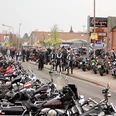Frühlingstreff Augustfehn Zahlreiche Motorräder und Besucherinnen und Besucher beim Frühlingstreff auf dem Eisenhüttenplatz.