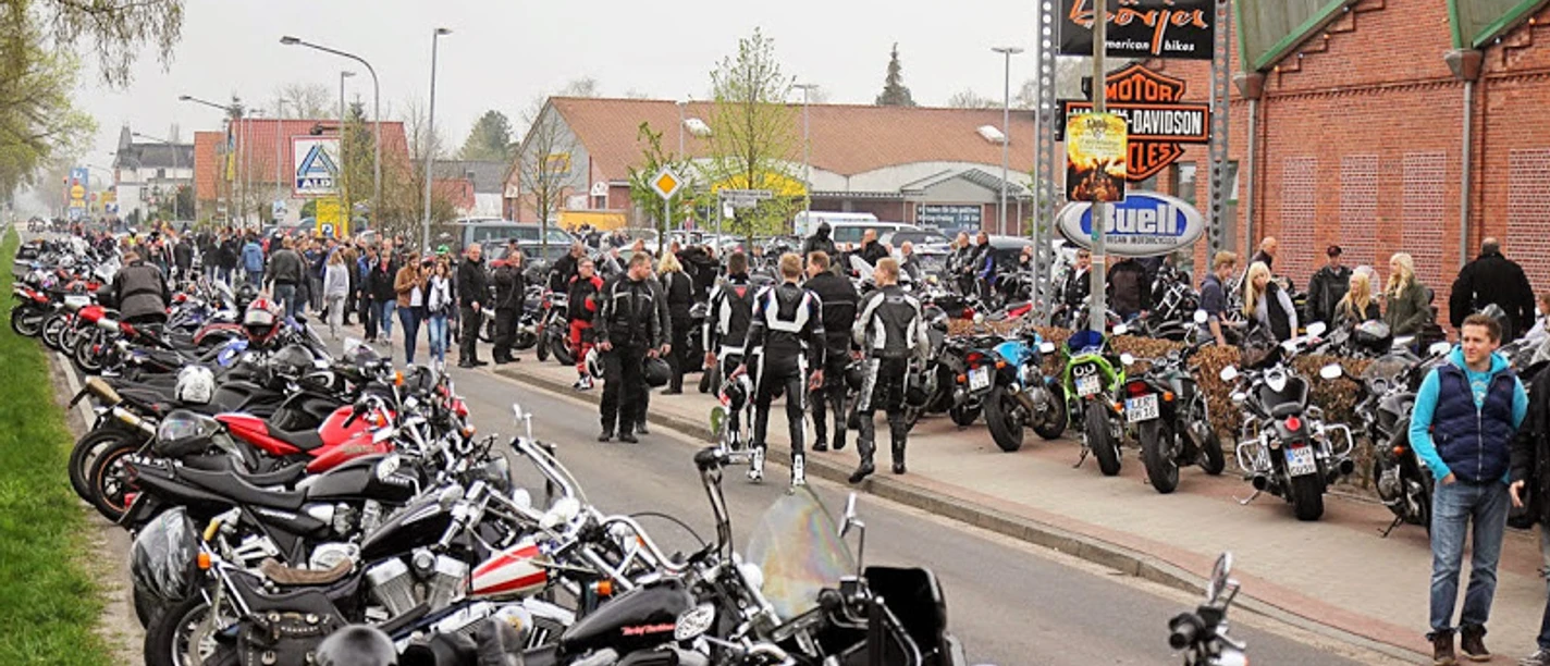 Frühlingstreff Augustfehn Zahlreiche Motorräder und Besucherinnen und Besucher beim Frühlingstreff auf dem Eisenhüttenplatz.