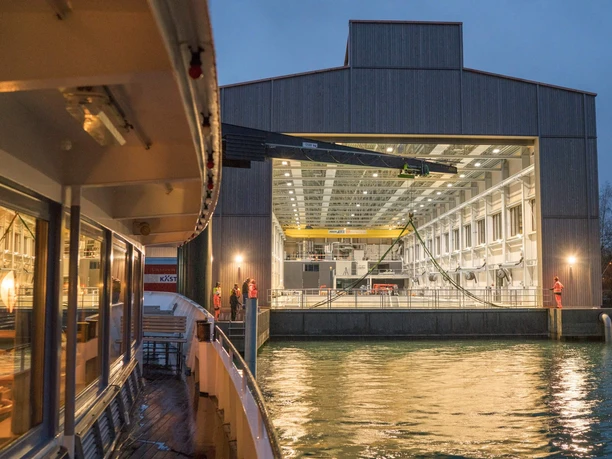 thun-bls-werfthalle-abendstimmung-beleuchtung