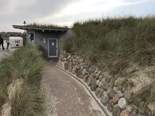Toiletten am Strandübergang Sturmhaube
