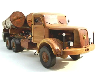 Holzmodell eines Lastwagens mit Holzstämmen, detailreich und kunstvoll gefertigt.