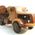 Holzmodell eines Lastwagens mit Holzstämmen, detailreich und kunstvoll gefertigt.