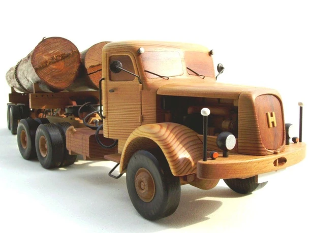 Holzmodell eines Lastwagens mit Holzstämmen, detailreich und kunstvoll gefertigt.