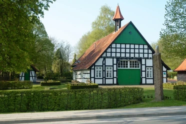 Kulturmusterdorf Kutenhausen Fachwerkhaus mit grünem Giebel und rotem Ziegeldach in ländlicher Umgebung, Kutenhausen.