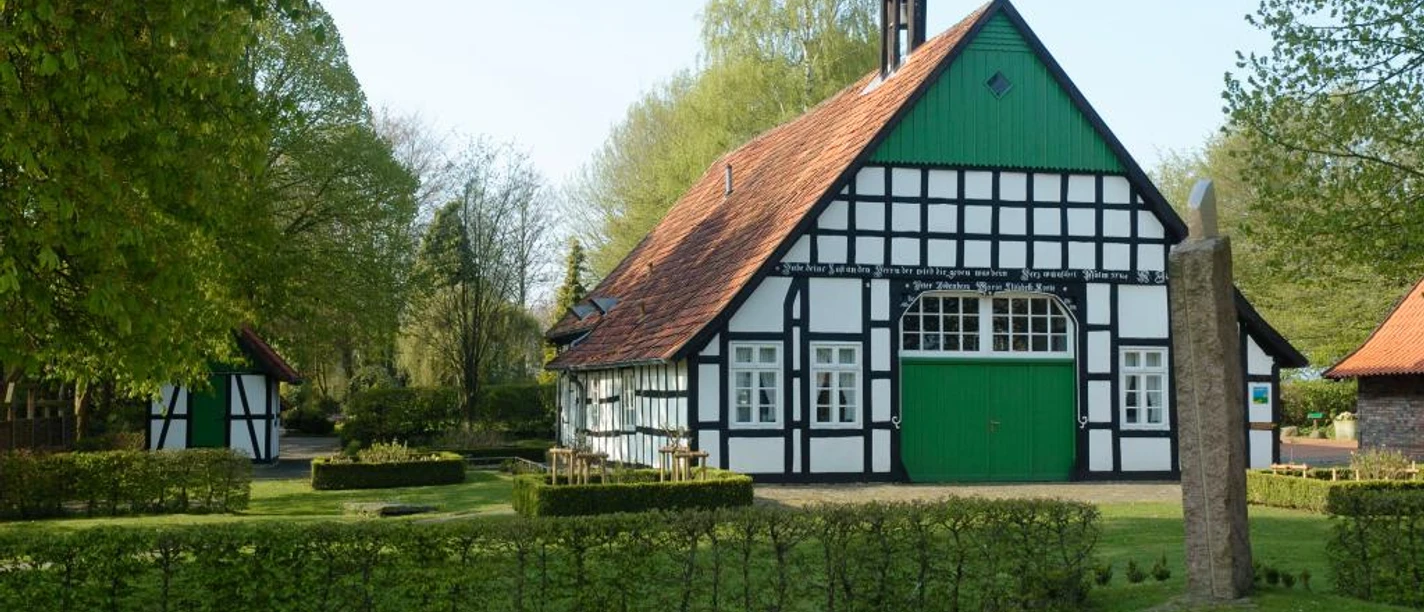 Kulturmusterdorf Kutenhausen Fachwerkhaus mit grünem Giebel und rotem Ziegeldach in ländlicher Umgebung, Kutenhausen.