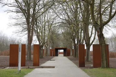 Gedenkstätte Esterwegen Baumallee mit rostfarbenen Stahlstelen und Torbogen der Gedenkstätte Esterwegen im Emsland.