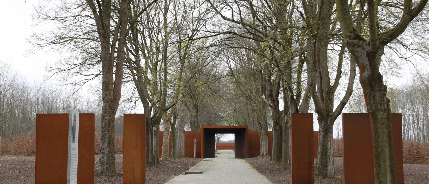 Gedenkstätte Esterwegen Baumallee mit rostfarbenen Stahlstelen und Torbogen der Gedenkstätte Esterwegen im Emsland.