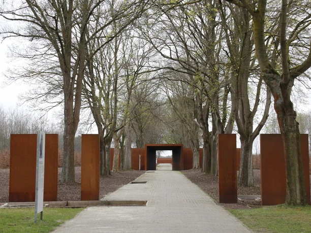 Gedenkstätte Esterwegen Baumallee mit rostfarbenen Stahlstelen und Torbogen der Gedenkstätte Esterwegen im Emsland.