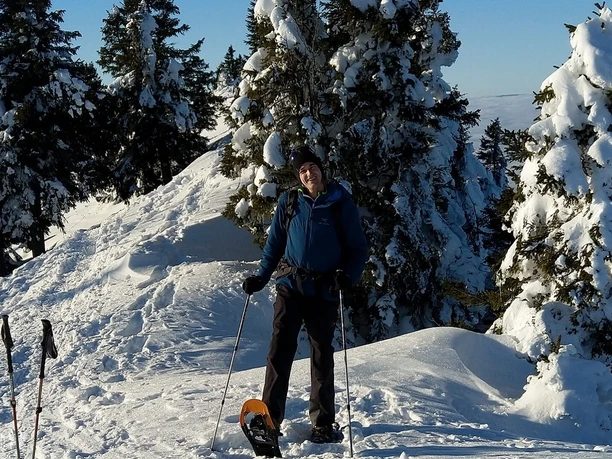 schwanden-gefuehrte-schneeschuhtour-tanne-winter