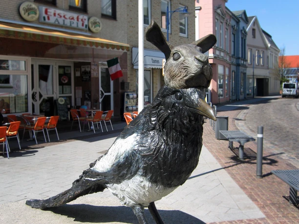 Elster mit der Hasenmaske