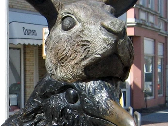 Elster mit der Hasenmaske