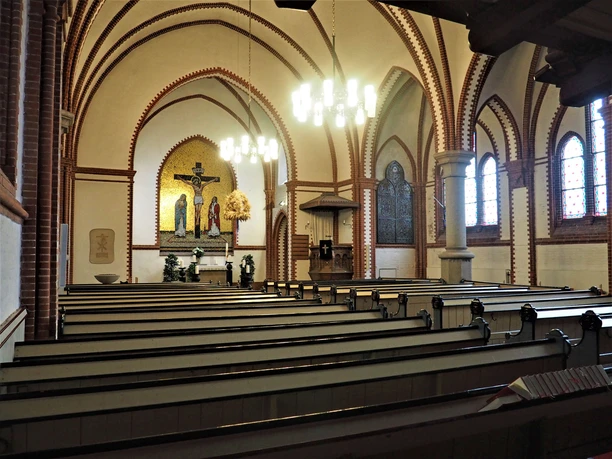 Kirche Kronprinzenkoog, Blick zum Chor/Altarraum