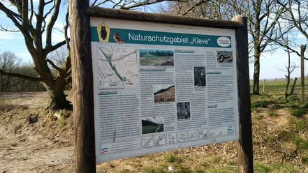 Klevrand-Wanderweg Infotafel im Naturschutzgebiet an offenem Weg
