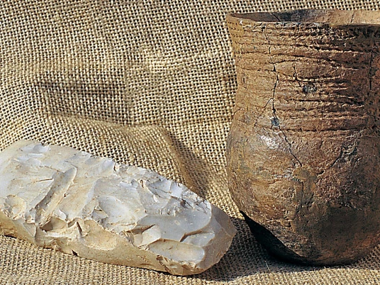 Schalenstein und Steingrab