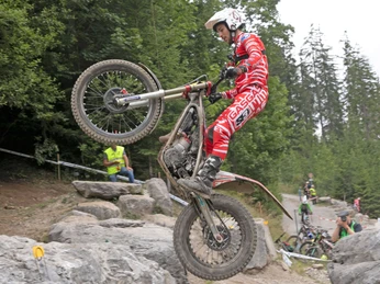 Mit dem Motorrad von Stein zu Stein