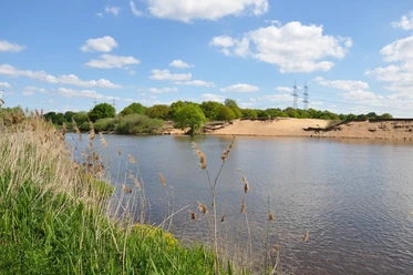 Meppener Kuhweide Flusslandschaft bei Meppen mit Sanddünen, Ufergras und blauem Himmel mit weißen Wolken