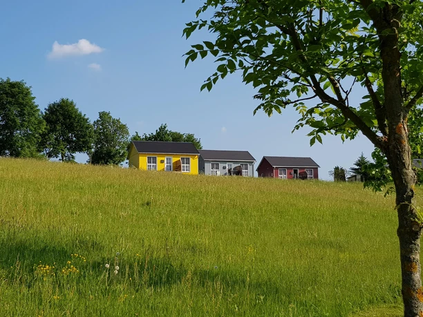 Ferienhäuser vom Badesee aus