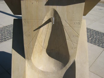 Detailansicht der Sonnenuhr Steinhude Steinerne Sonnenuhr mit römischen Ziffern und Schattenwurf in Steinhude bei strahlendem Sonnenschein.