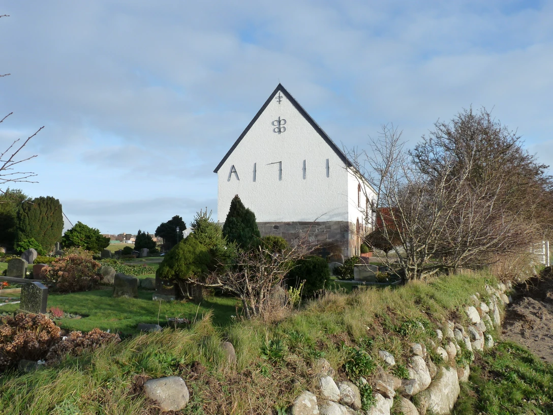 Morsumer Friedhof mit der Kirche St. Martin