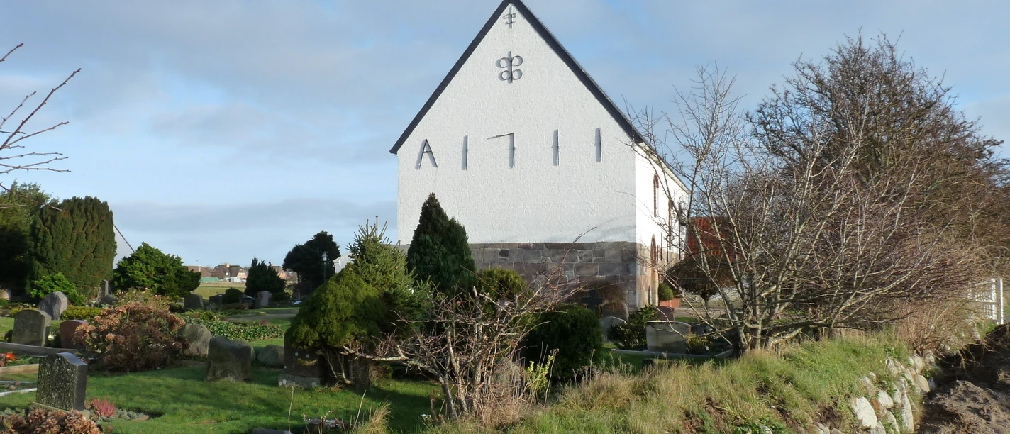 Morsumer Friedhof mit der Kirche St. Martin