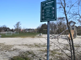 Dorfwiese mit Spielplatz