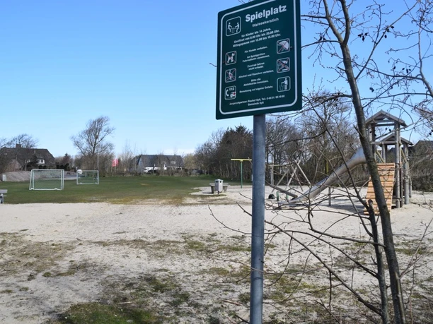 Dorfwiese mit Spielplatz