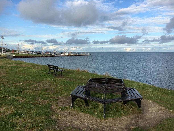 Bank am Munkmarscher Hafen