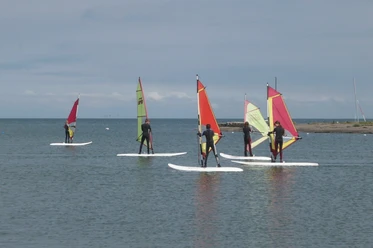Windsurfschüler in Munkmarsch