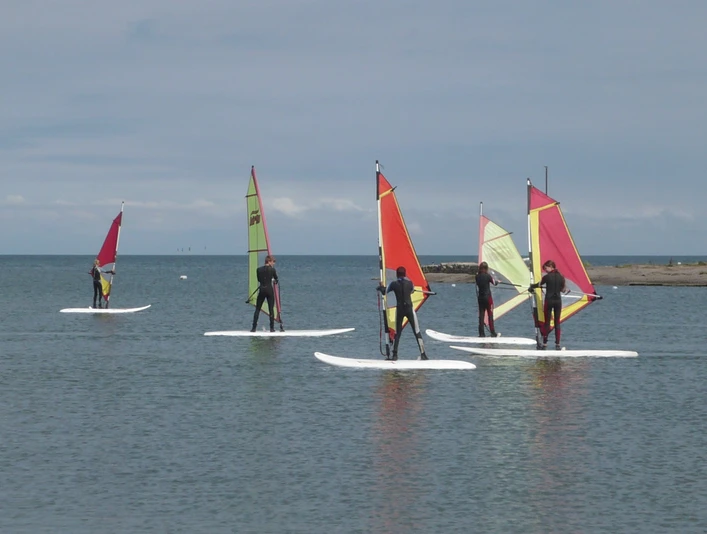 Windsurfschüler in Munkmarsch