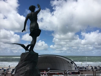S.O.S. Bronzefigur